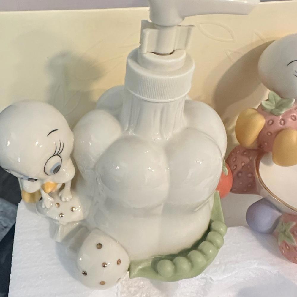 New In Box Lenox Tweety Soap Dish and Lotion Dispenser excellent looney tunes - Picture 4 of 13